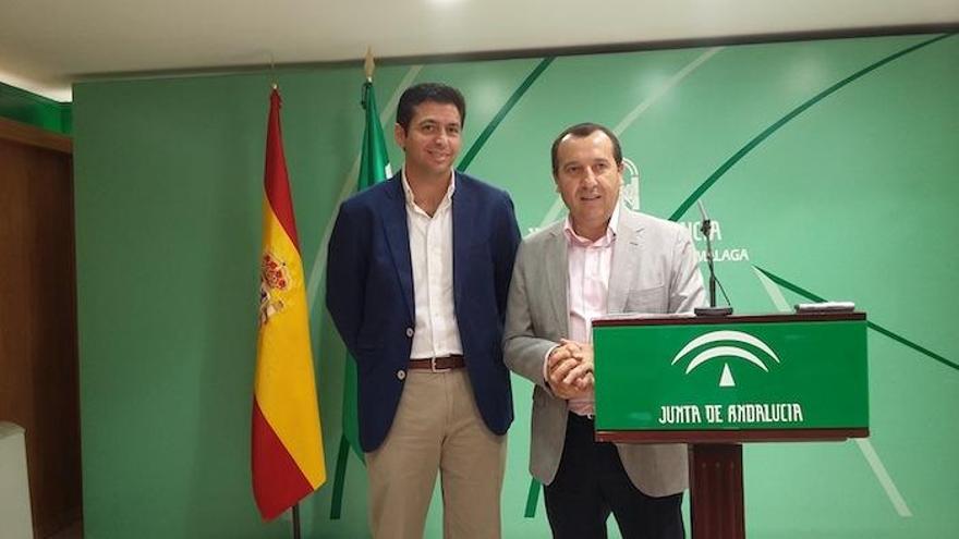 Rafael Márquez y José Luis Ruiz Espejo en la Delegación de la Junta, ayer.