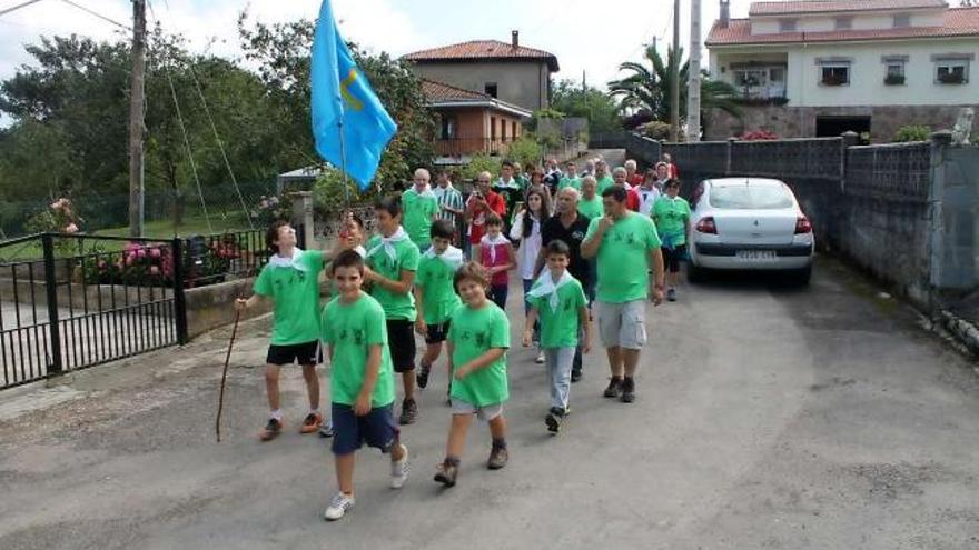 Un grupo de vecinos, ayer, iniciando la marcha por las calles de Priede.