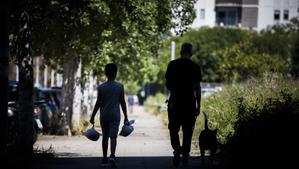 Reparto de bolsas para familias pobres