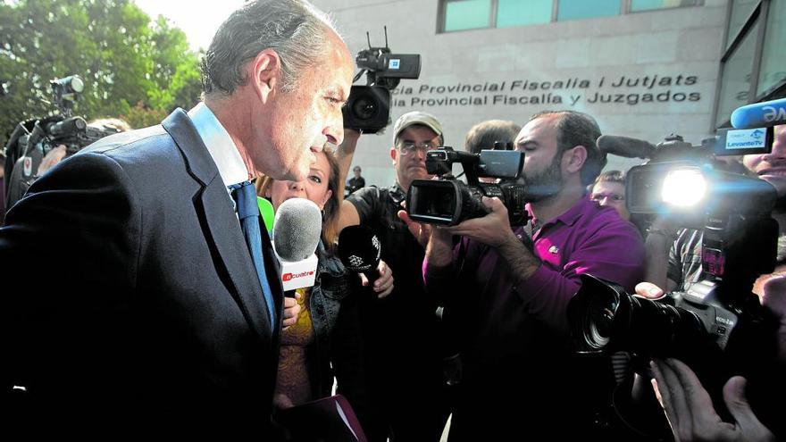 El expresidente de la Generalitat, Francisco Camps, se dirige a la Ciutat de la Justicia para declarar sobre el Caso Valmor, ayer.
