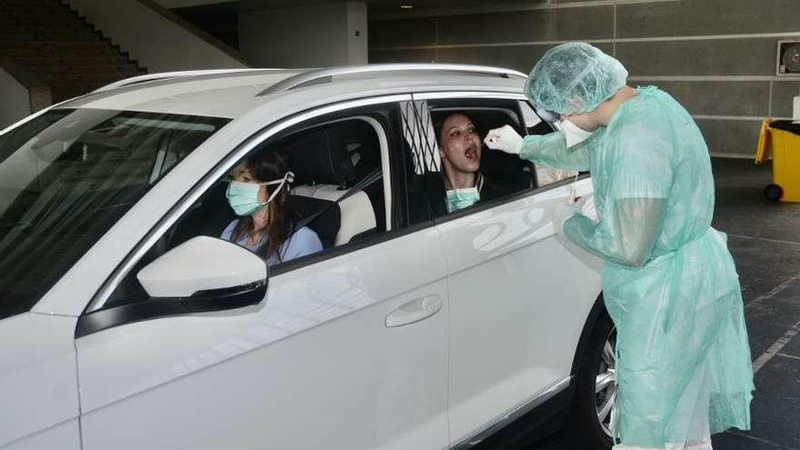 Trabajadores del ambulatorio de Vilagarcía, haciéndose la prueba Covid-Auto en Pontevedra. // Rafa Vázquez