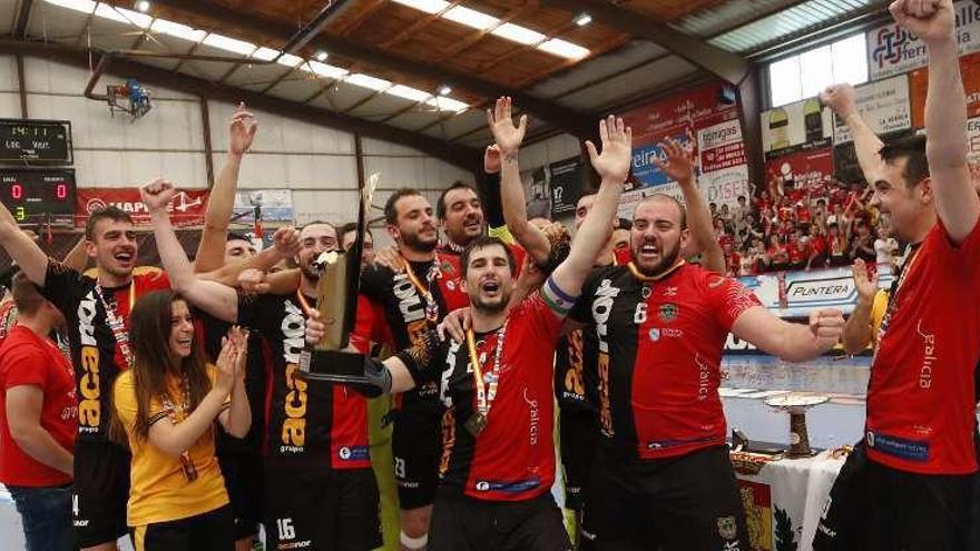 Los jugadores del Acanor Novás, durante la celebración del ascenso. // Ricardo Grobas