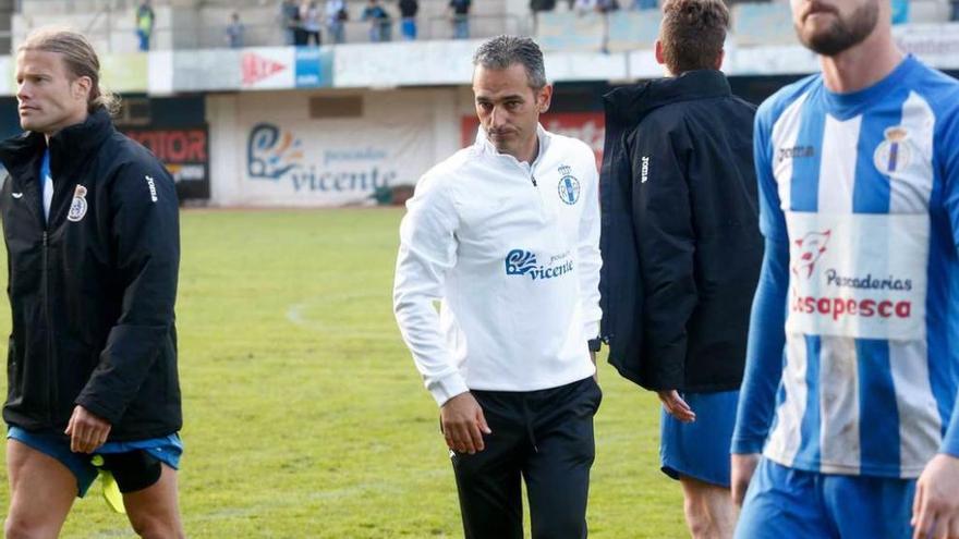 Pablo Lago, cabizbajo tras caer eliminado el equipo ante el Lagun Onak, entre Aitor Fernández y Dudi.