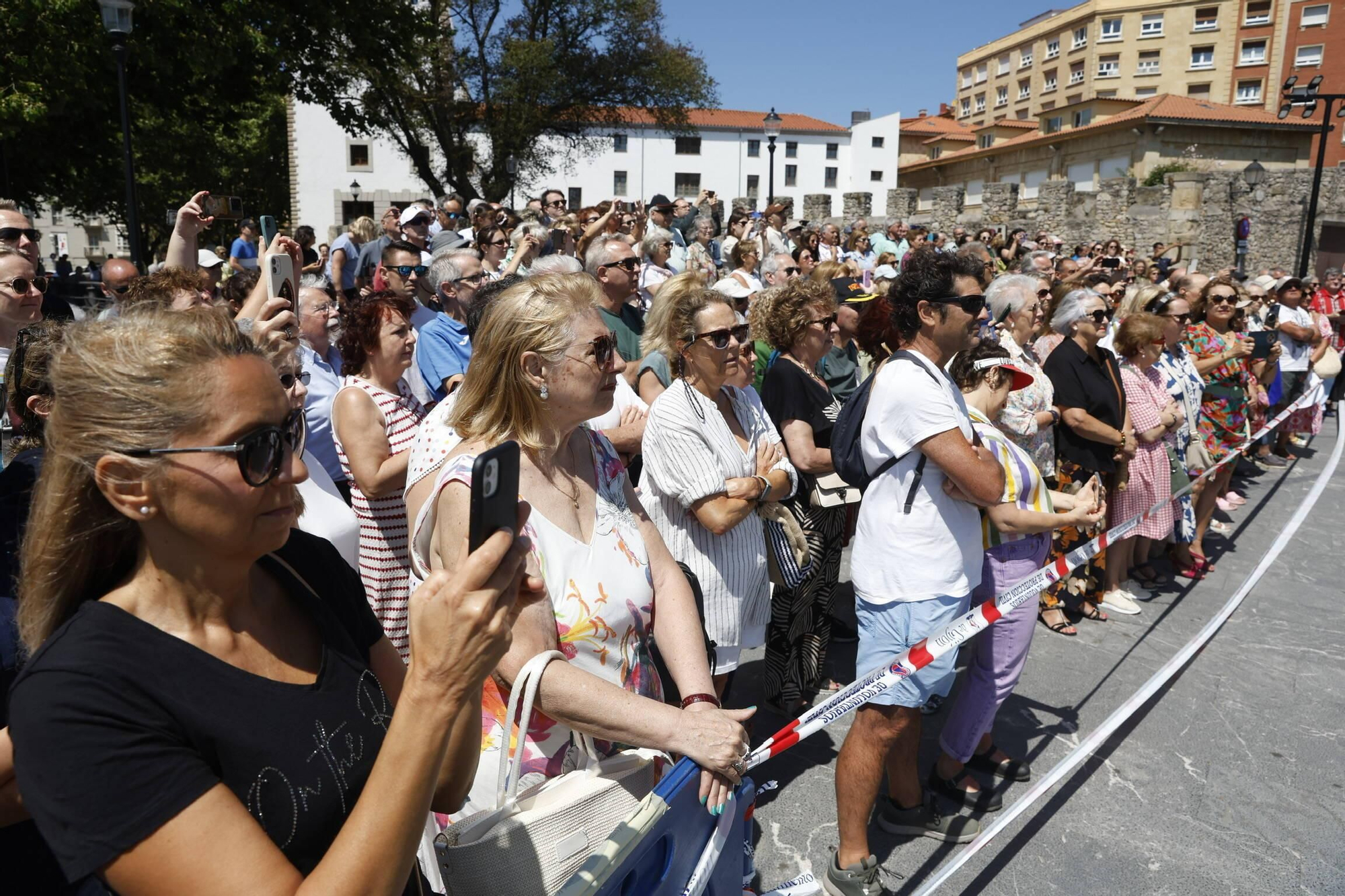 La misa con la Armada y la ofrenda floral del Carmen en Gijón, en imágenes