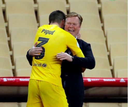 Piqué abraza a Koeman tras ganar la Copa del Rey en Sevilla.