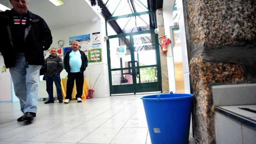 Cubos para recoger agua en el centro de salud de Meis. // Iñaki Abella