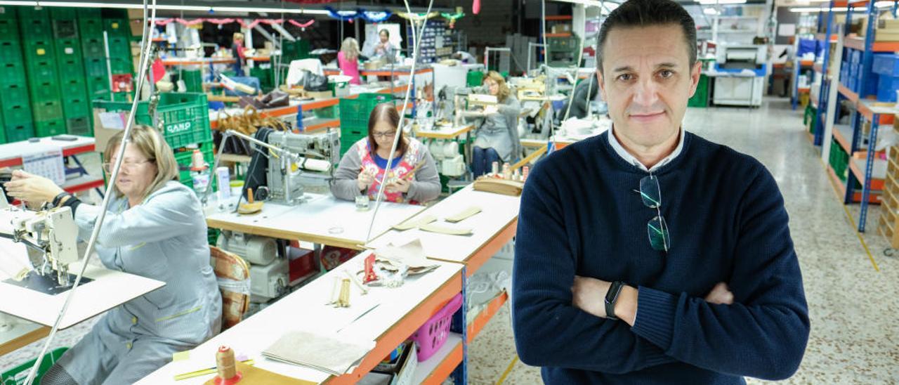 El petrerense Juan Luis Navarro Amat en la empresa que puso en marcha hace 21 años.