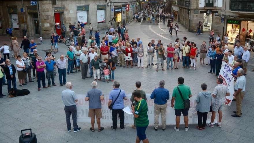 Concentración de pensionistas convocada por la CIG en la plaza de A Peregrina. // Rafa Vázquez