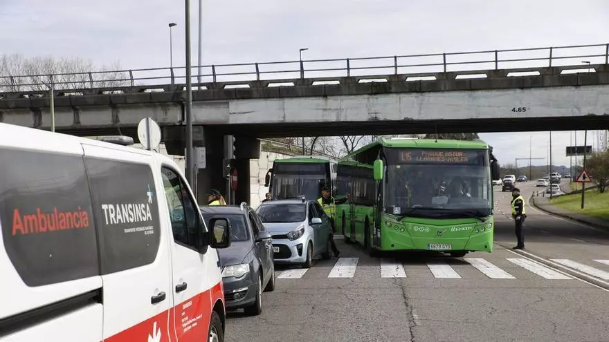 Impactante accidente entre un coche y un autobús en la entrada de Avilés