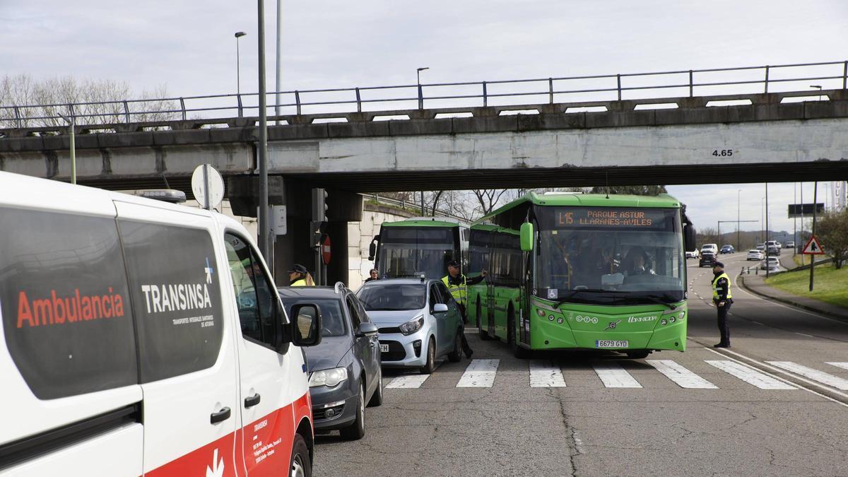 Impactante accidente entre un coche y un autobús en la entrada de Avilés