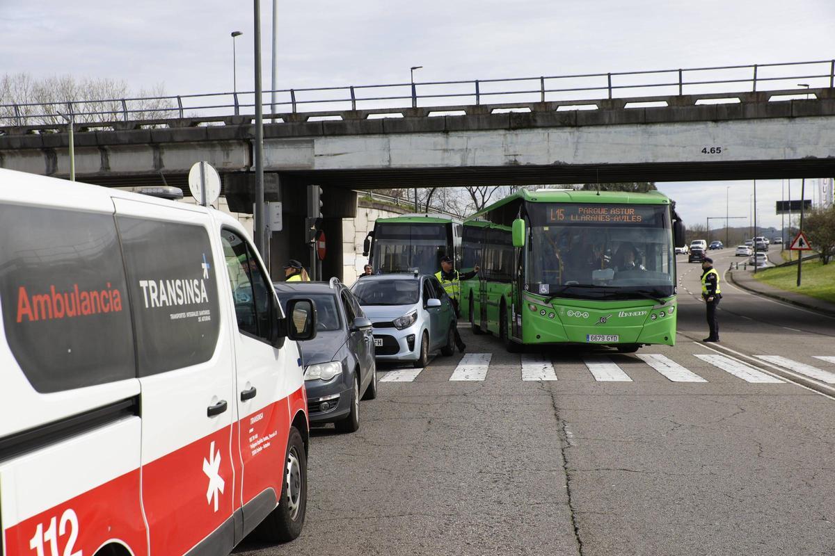 EN IMÁGENES: Impactante accidente entre un coche y un autobús en la entrada de Avilés