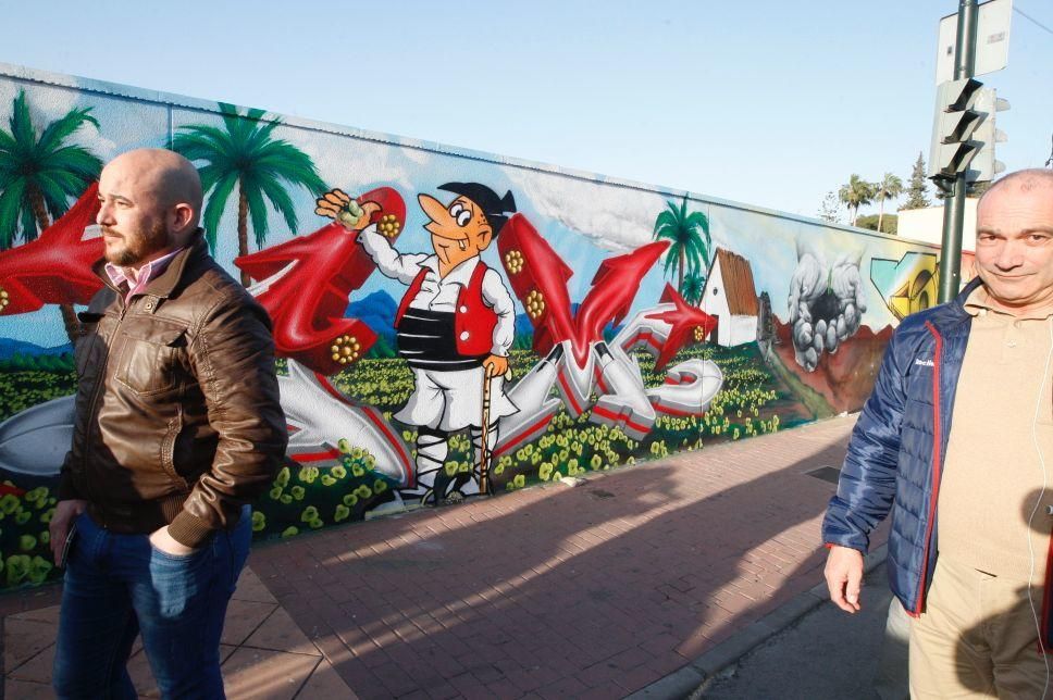 Nuevo mural decorado con motivos relacionados con la huerta en una pared exterior del hotel Nelva