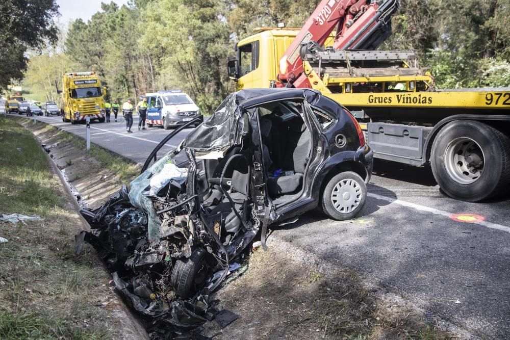 Els ocupants d''un cotxe moren en un xoc frontal amb un camió a Maçanet