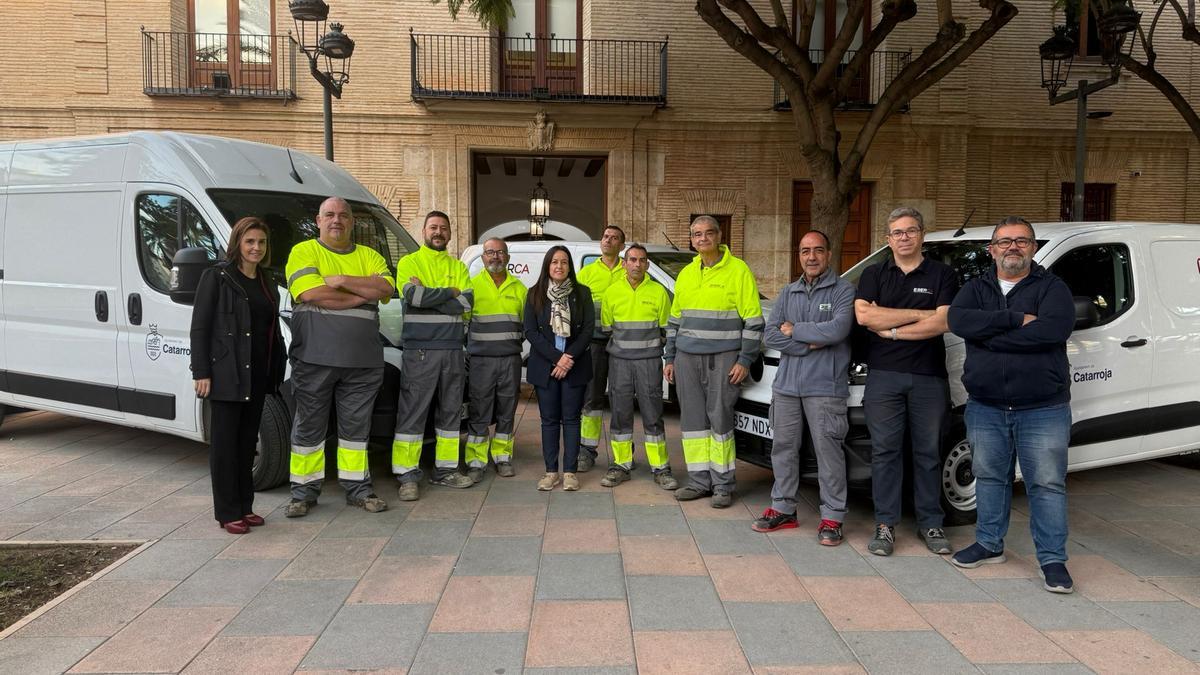 La alcaldesa Lorena Silvent ocn los operarios de Eserca.