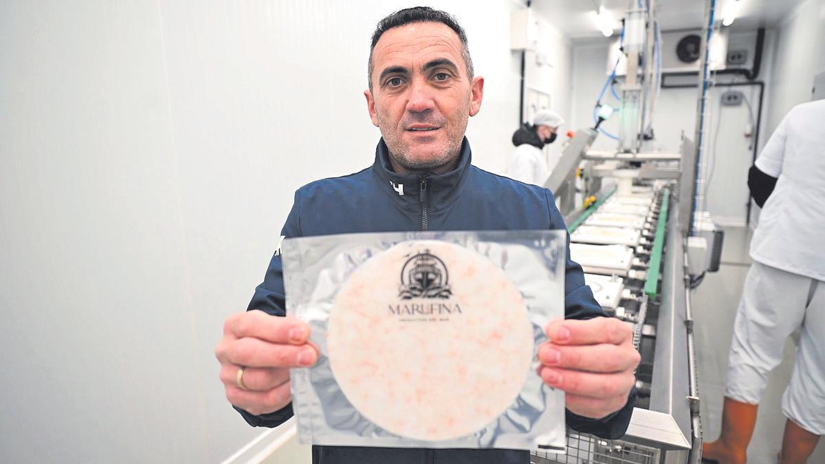Rafael López muestra uno de los carpachos que elabora con las gambas que pescan los barcos de la firma familiar.