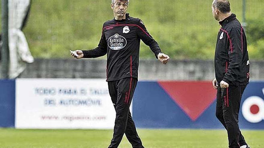 MartÃ­ charla con su segundo durante un entrenamiento.