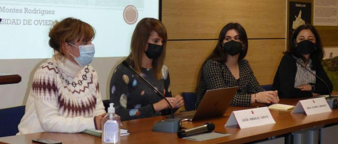 Por la izquierda, Almudena Cueto, Lucía González, Carla Álvarez y Susana Montes, durante una de las charlas del encuentro. | D. Á.