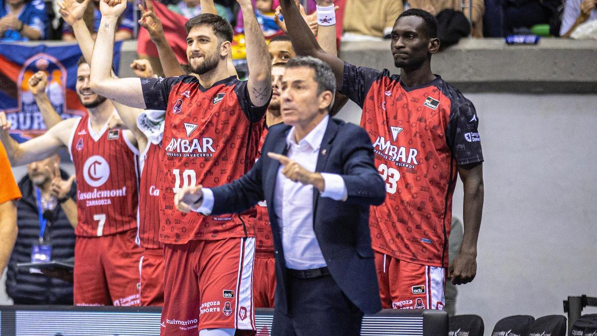 Gonzalo García de Vitoria, durante el partido en Burgos mientras el banquillo celebra una canasta.