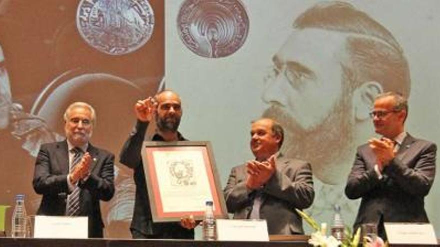 Luis Tosar, ayer, tras recibir el premio de la Fundación Curros Enríquez. / jesús regal