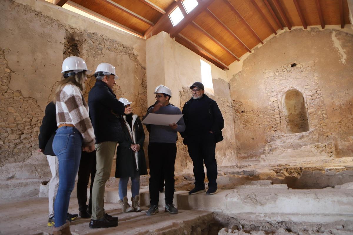 Gil Jódar junto a los técnicos en el interior de la ermita.