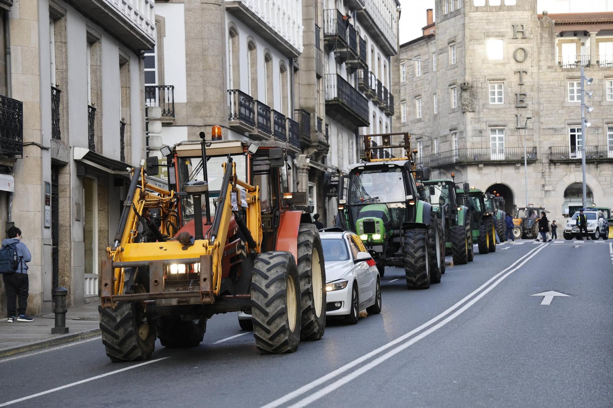 Los agricultores bloquean Santiago: las imágenes de la tractorada frente a la Xunta