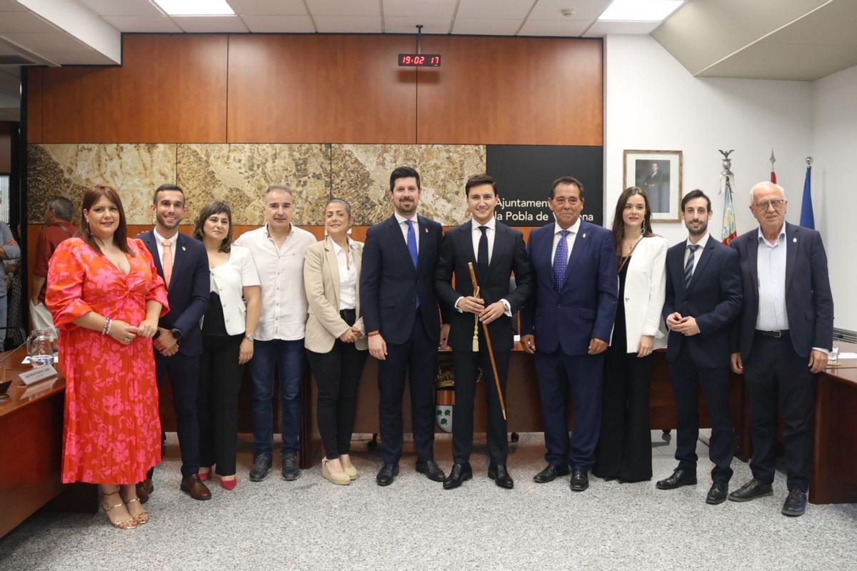 El nuevo equipo de gobierno de la Pobla de Vallbona con el nuevo alcalde, Jaime Ruix, en el centro, acompañado por el ya exalcalde, Abel Martí.