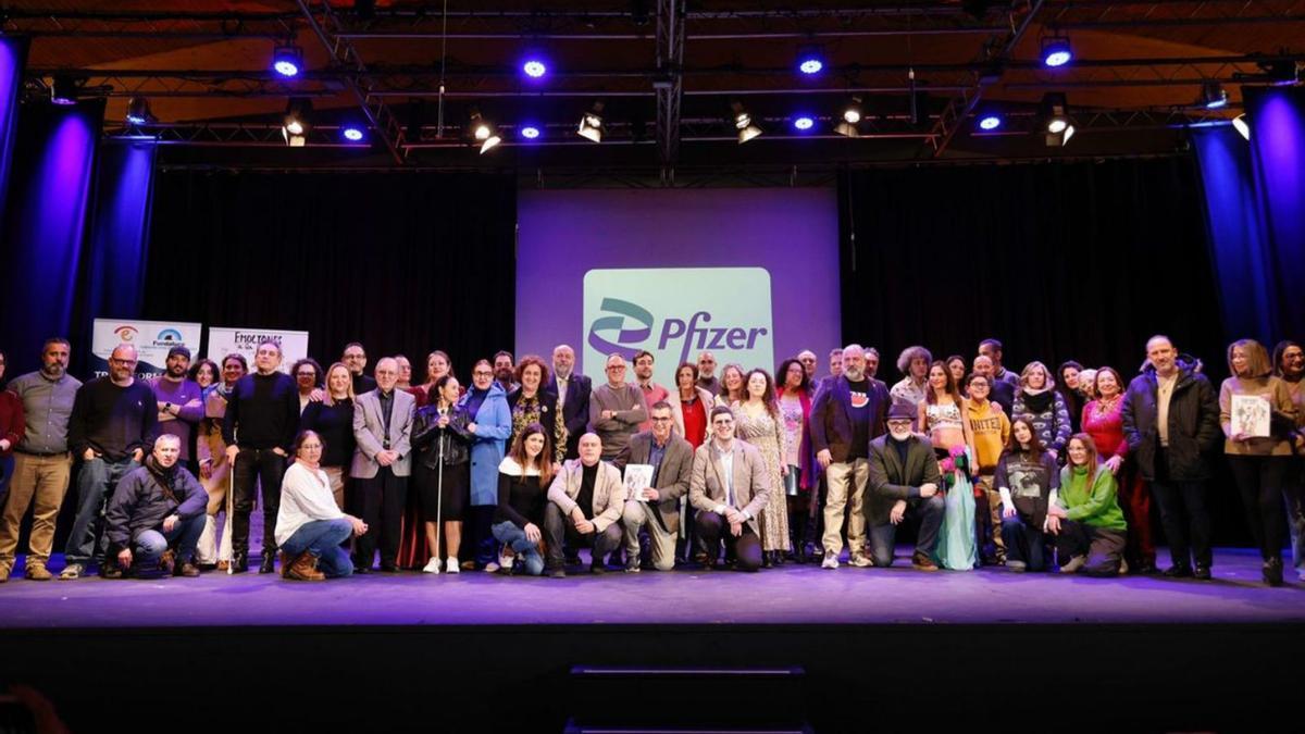 Participantes en el libro y la exposición de ‘Emociones a la vista y al tacto’ junto a las autoridades y los artistas que participaron en la presentación en Cartagena.