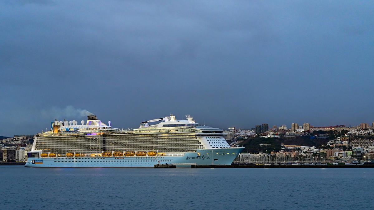 Un crucero en el puerto de Las Palmas de Gran Canaria.