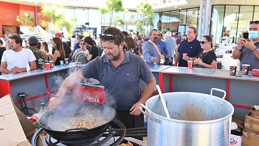 Uno de los cocineros durante la elaboración del gumbo, plato típico de la cocina criolla del sur de EEUU