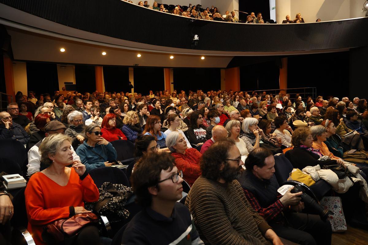 El público llenó el Principal en la despedida de la Semana Galega de Filosofía, que volvió en esta edición al céntrico teatro, su sede habitual.