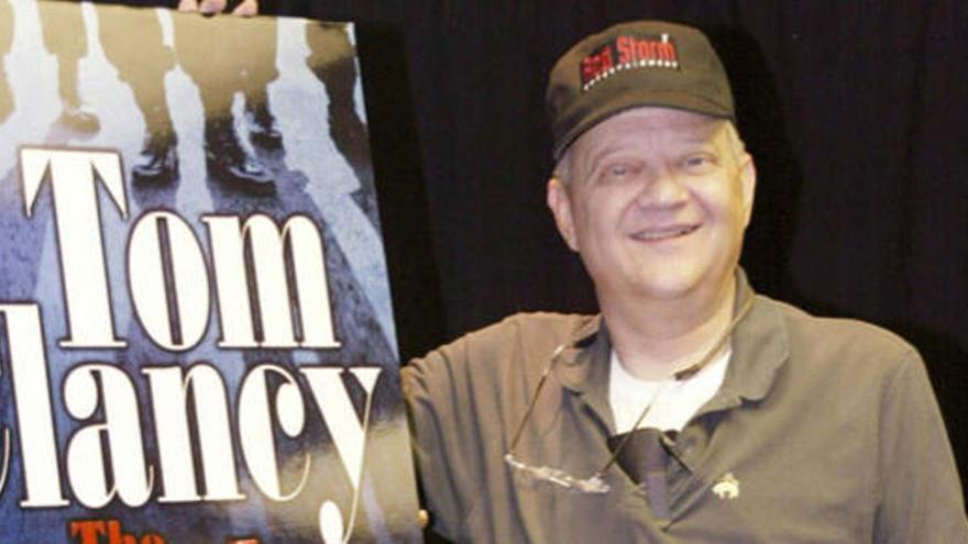 El escritor Tom Clancy