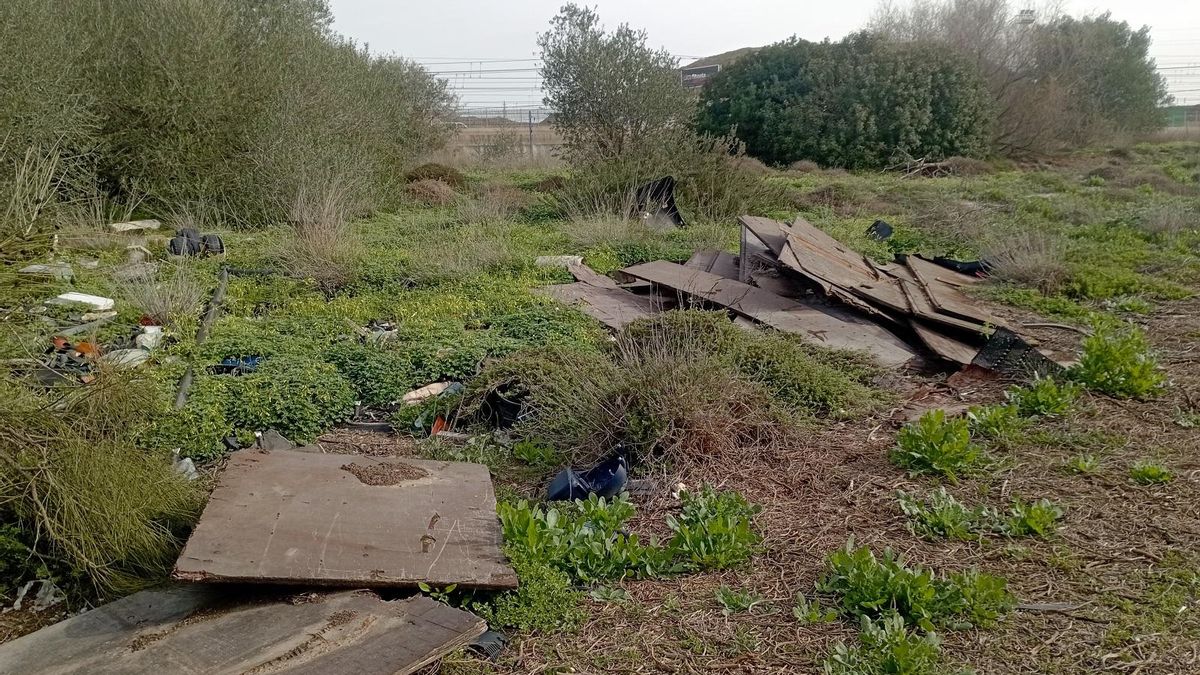 Tablones y basura variada en la Laguna de Los Prados.