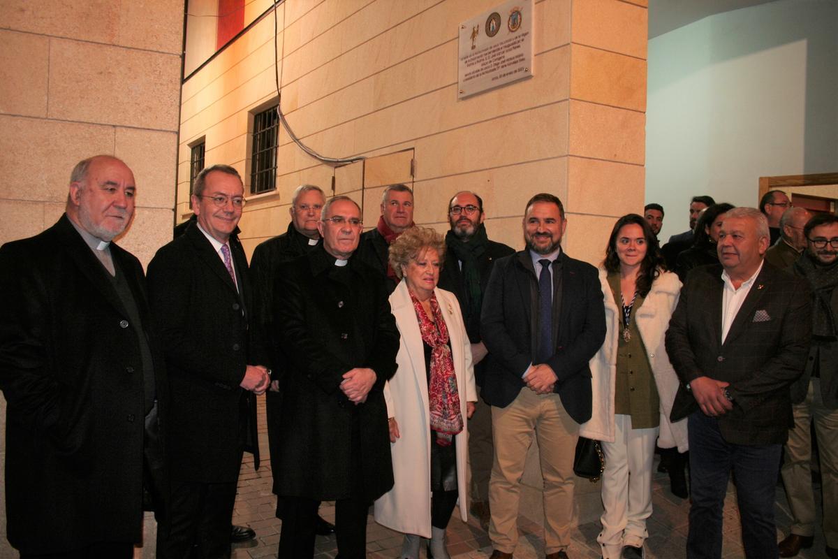 Nicolás Poyato, Ramón Mateos, José Manuel Lorca, Francisco Fructuoso, Alberto Secada, Irene Mondéjar, José María Campoy, Diego José Mateos, Irene Navarro y José María Miñarro, ante la placa conmemorativa que se descubría en el esquinazo de la Casa del Resucitado.