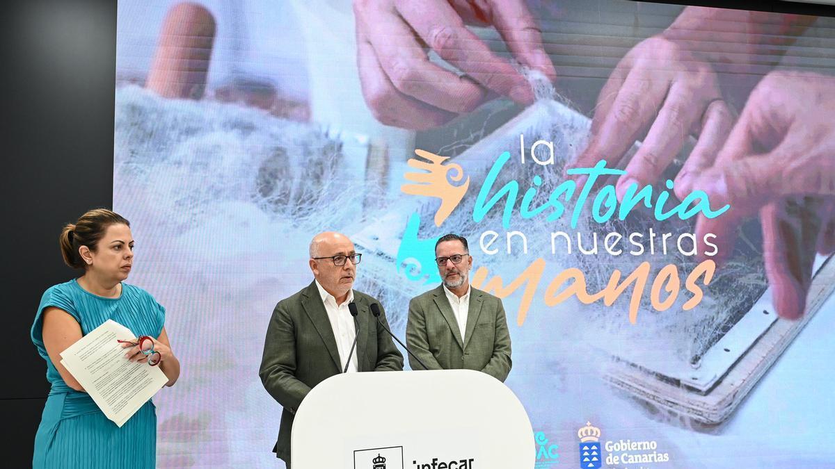 El presidente del Cabildo de Gran Canaria, Antonio Morales; el consejero de Educación del Gobierno de Canarias, Poli Suárez y la consejera de Desarrollo Económico del Cabildo de Gran Canaria, Minerva Alonso durante la presentación del proyecto.