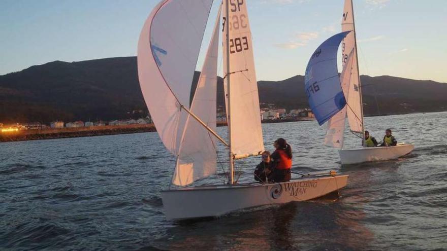 Dos embarcaciones de vaurien del club en aguas de Cangas.