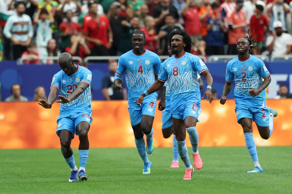 HOUSTON (EEUU), 17/06/2026.- El delantero de República Democrática del Congo Yoane Wissa (i) celebra tras anotar el gol del empate durante el partido del Grupo K del Mundial 2026 que disputan las selecciones nacionales de Portugal y República Democrática del Congo este miércoles, en el Estadio Houston (Texas). EFE/ Carlos Ramírez