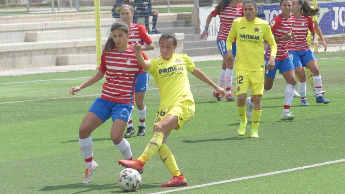 La jugadora del Villarreal Bea Prades disputa el balón con una zaguera del Granada.