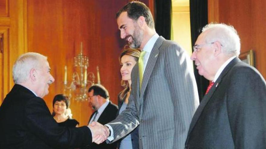 José Ángel Fernández Villa saluda al Príncipe Felipe, en presencia de la Princesa Letizia, durante la audiencia concedida a los premiados con la medalla de Asturias en 2010.