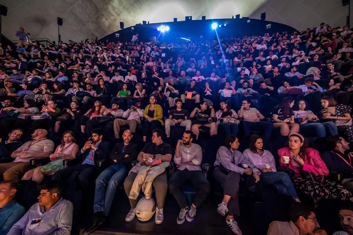 Barcelona Global ha convocado el quinto Barcelona MBA Day en el que 500 alumnos de MBA han visitado diferentes empresas catalanas y han finalizado en el America's Cup Experience.