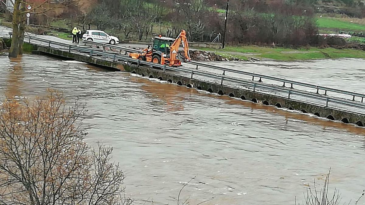 Crecida del río Aliste a su paso por Domez tras varios días de lluvia consecutivos. | Ch. S.