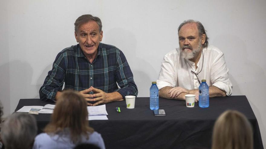 José J. Méndez (d), ayer, durante la presentación de su libro en el Casal Balaguer de Palma. |