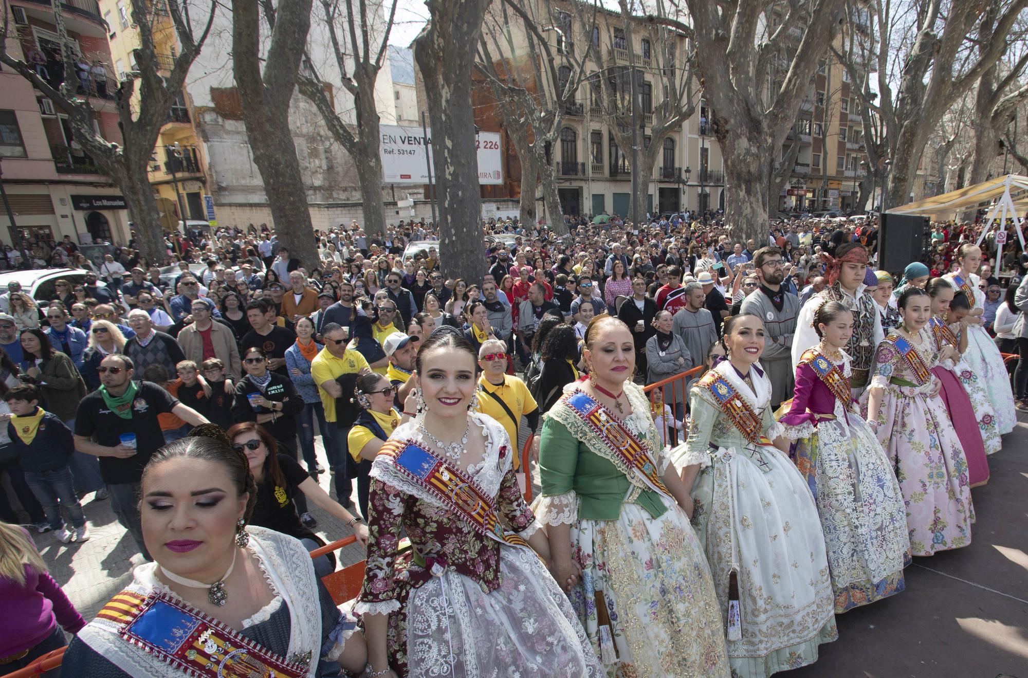 La mascletà de Caballer "retumba" en el Jardí de la Pau de Xàtiva