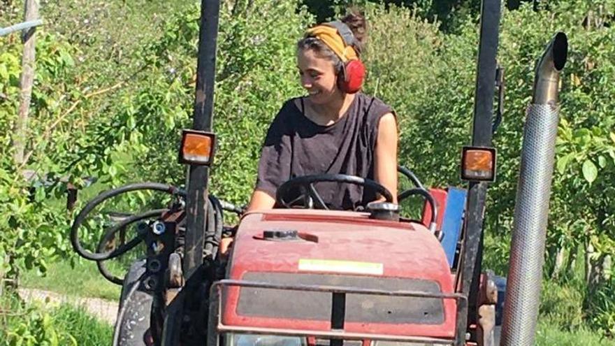 Una de las alumnas conduce un tractor en la finca
