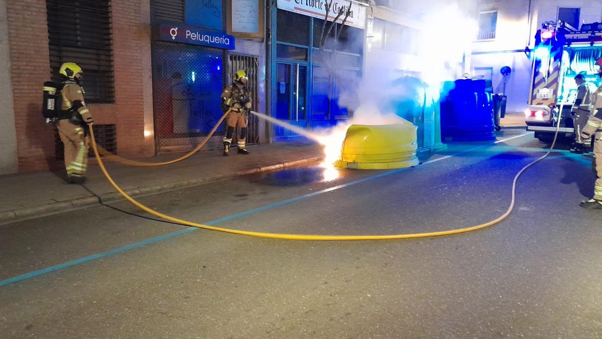 Los bomberos de Zamora apagan el contenedor quemado.