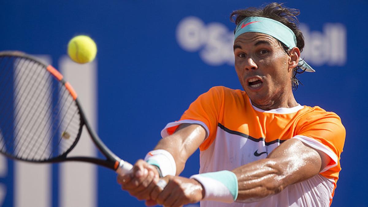 Rafael Nadal devuelve la pelota a Nicolás Almagro, este miércoles, en el Barcelona Open Banc Sabadell 2017