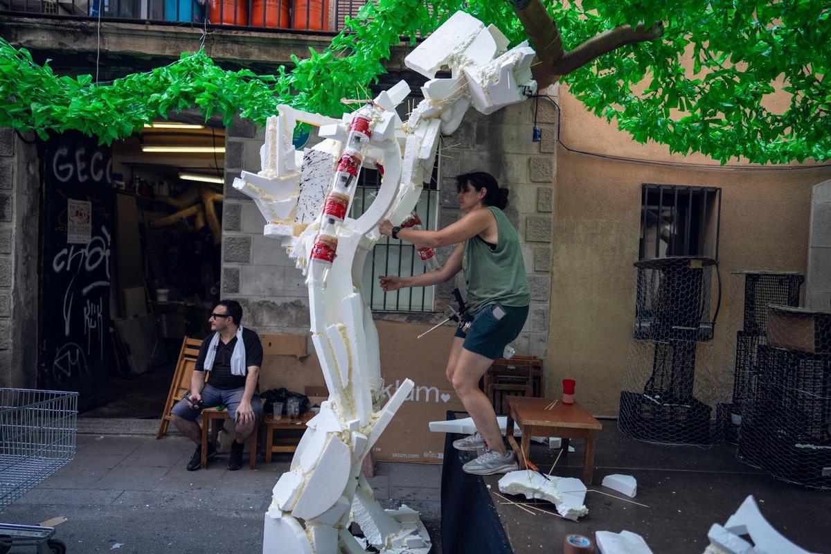 Gràcia prepara las calles para sus fiestas