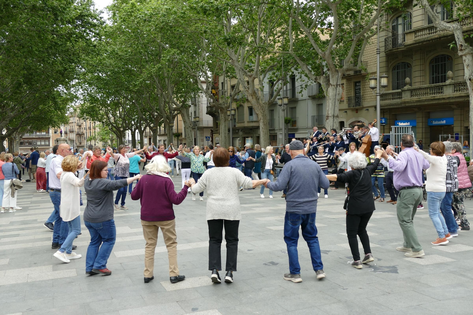 Les sardanes omplen la Rambla de Figueres amb la Cobla Selvatana