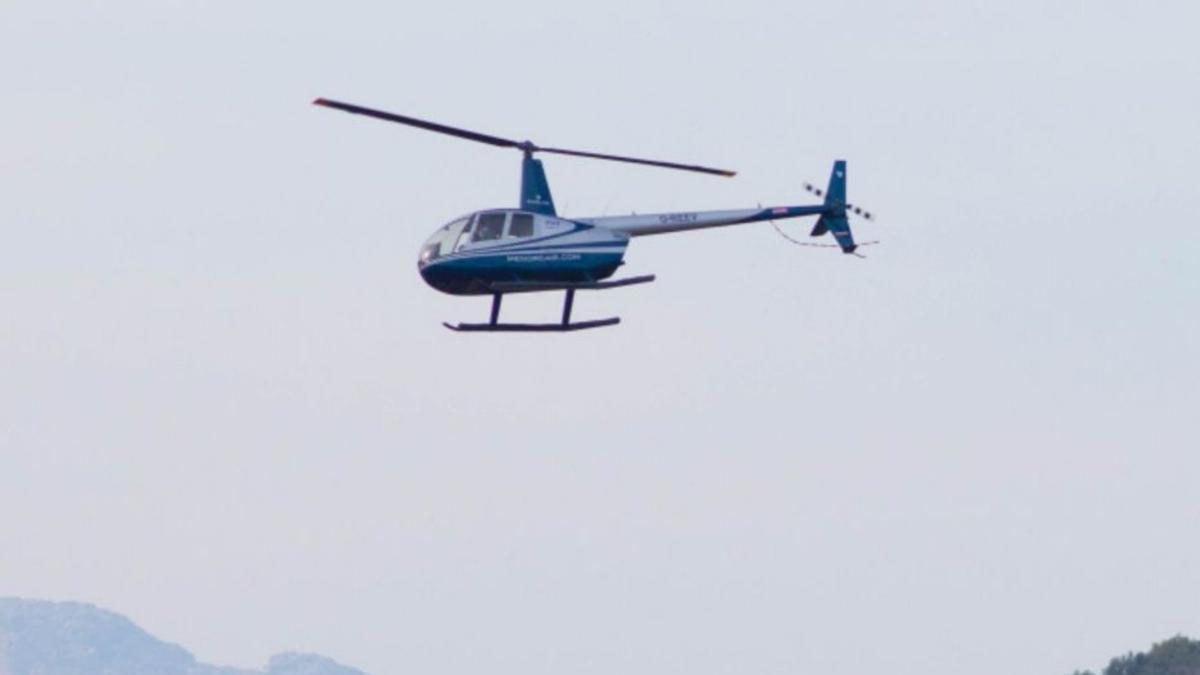 Un helicóptero sobrevuela un espacio natural.