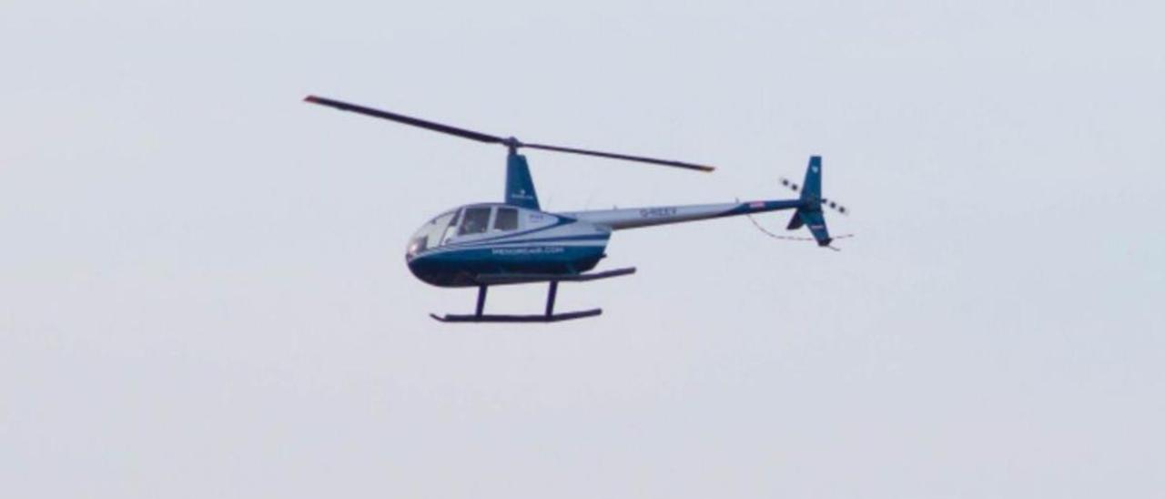 Un helicóptero sobrevuela un espacio natural.