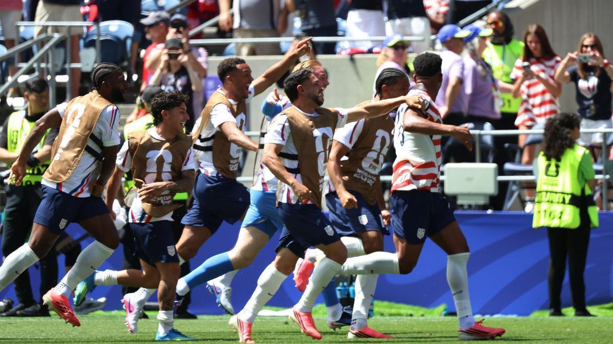 Alex Freeman, lateral derecho del Villarreal, celebra el gol del 2-0 de Estados Unidos ante Australia.